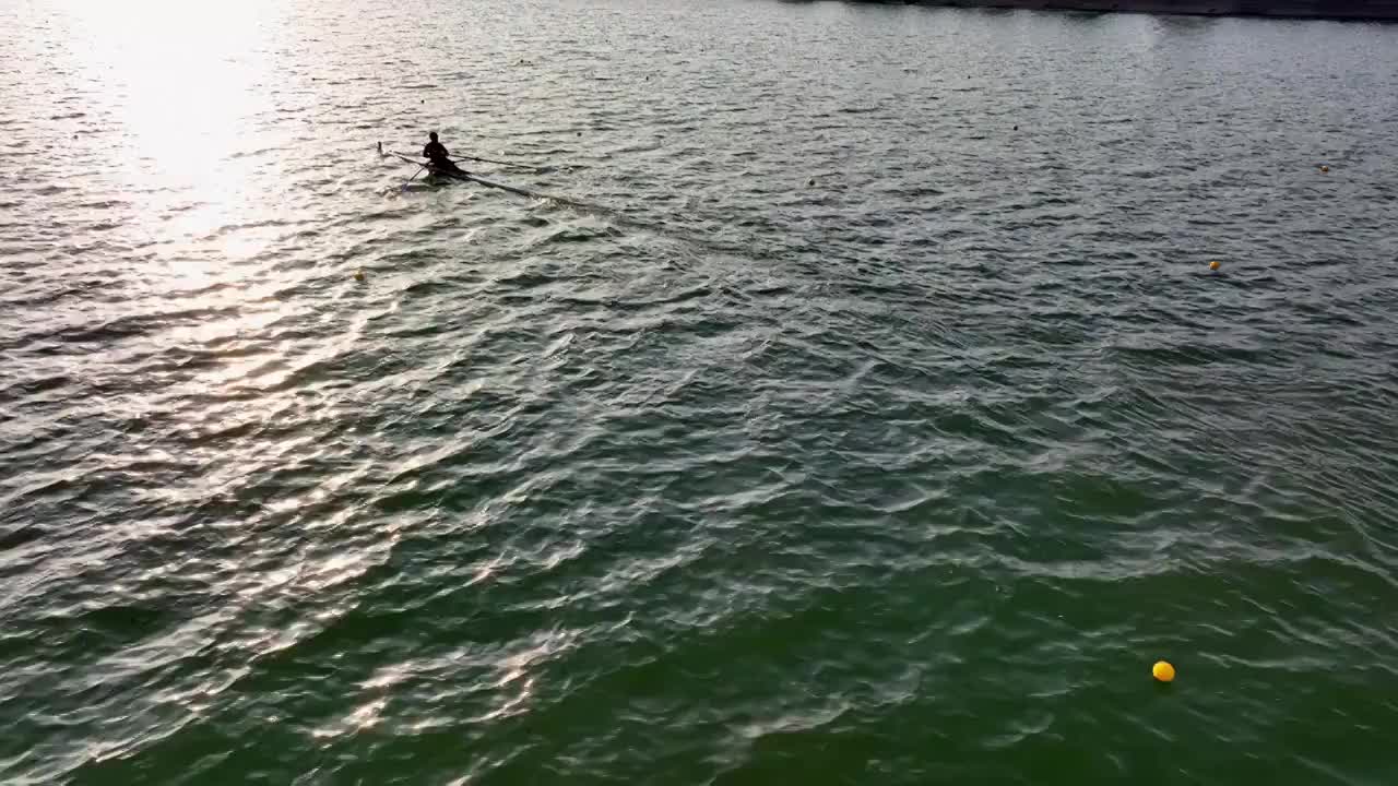 河流水面上皮划艇运动员快速驶过视频素材