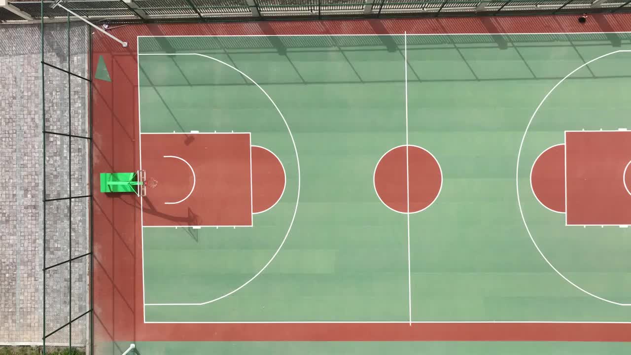 鸟瞰篮球场由左往右平行移动视频素材