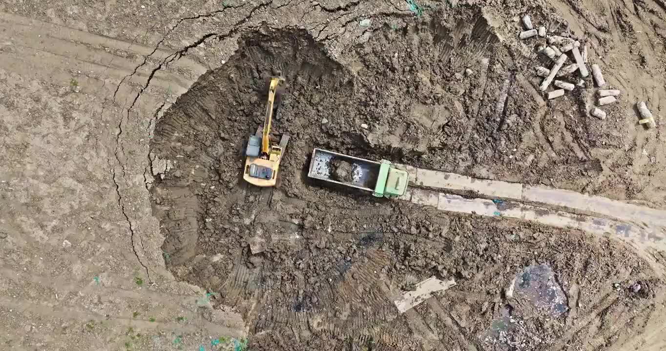 建筑工地工作的挖掘机和环境景观视频下载