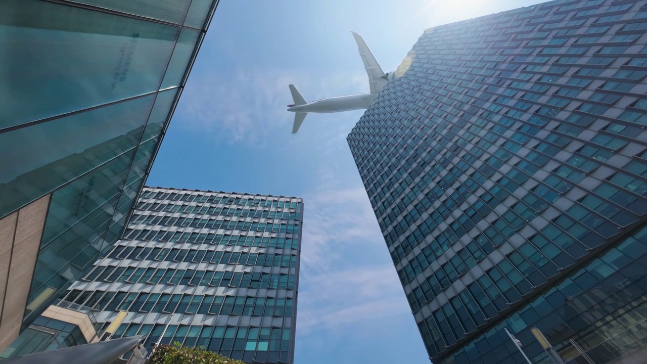 飞机在摩天大楼大厦上空飞行视频下载