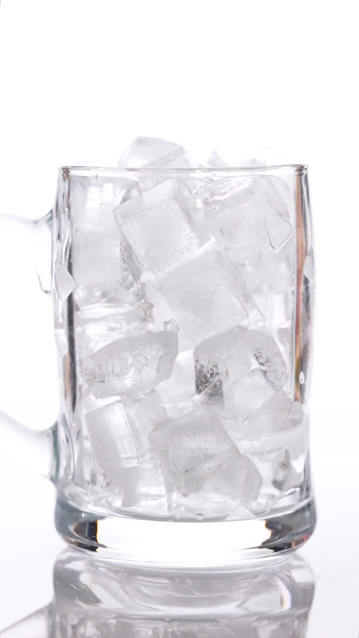 玻璃杯里放着冷饮和冰块视频下载