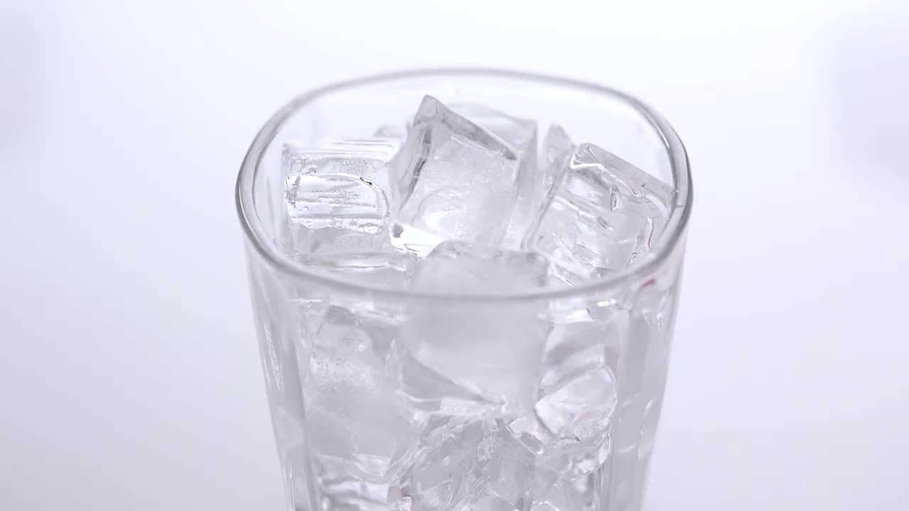 玻璃杯里放着冷饮和冰块视频下载