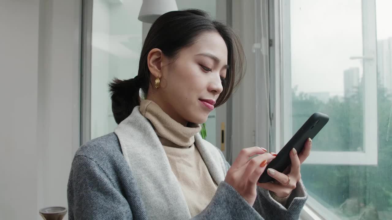 商务美女白领办公室用手机视频聊天沟通交流视频素材