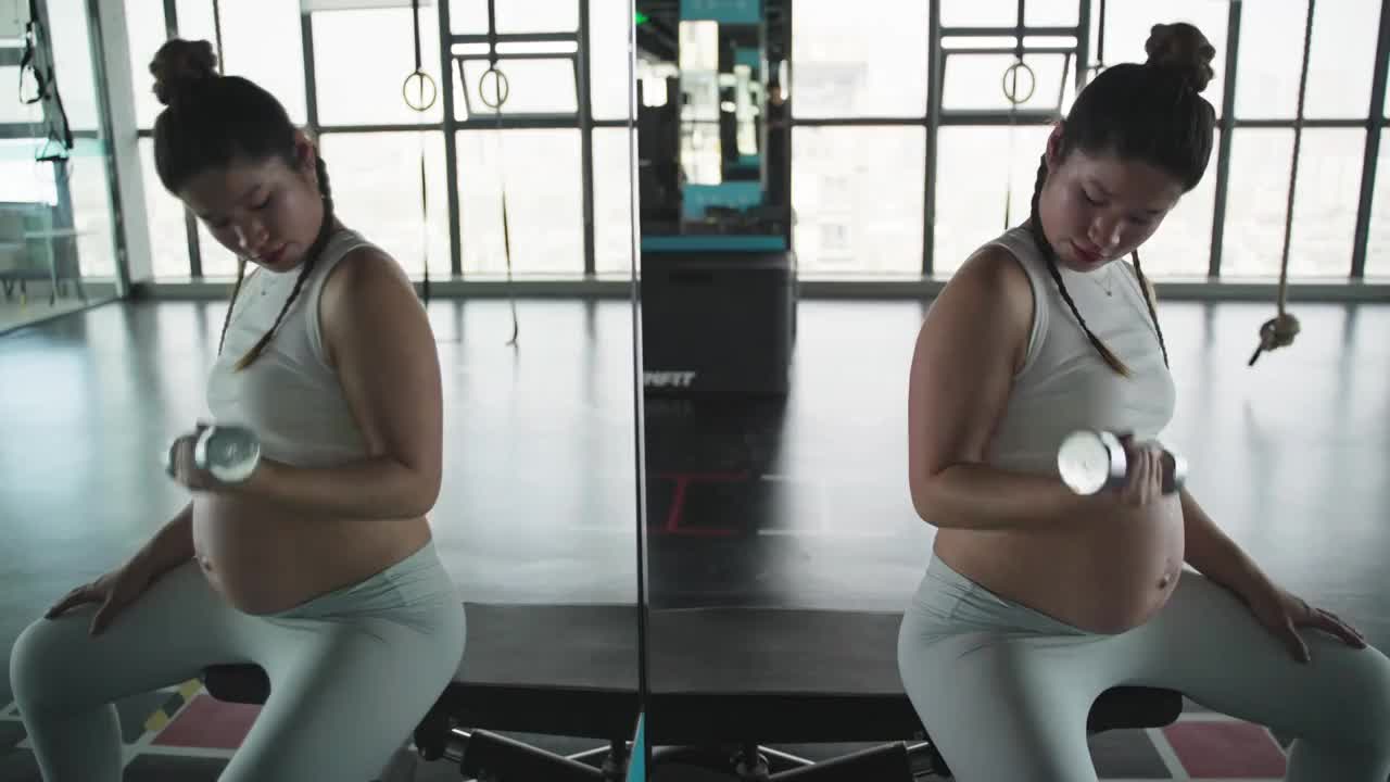 怀孕现代女性健身房锻炼身体孕妇孕期撸铁健身系列视频素材
