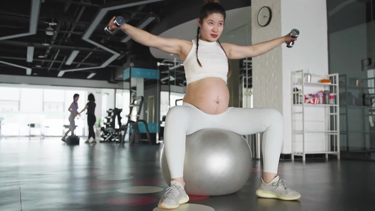 怀孕现代女性健身房锻炼身体孕妇孕期撸铁健身系列视频素材