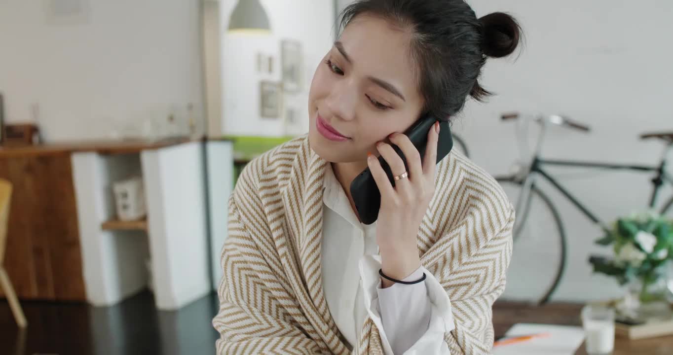 商务美女白领办公室用手机打电话聊天沟通交流视频素材