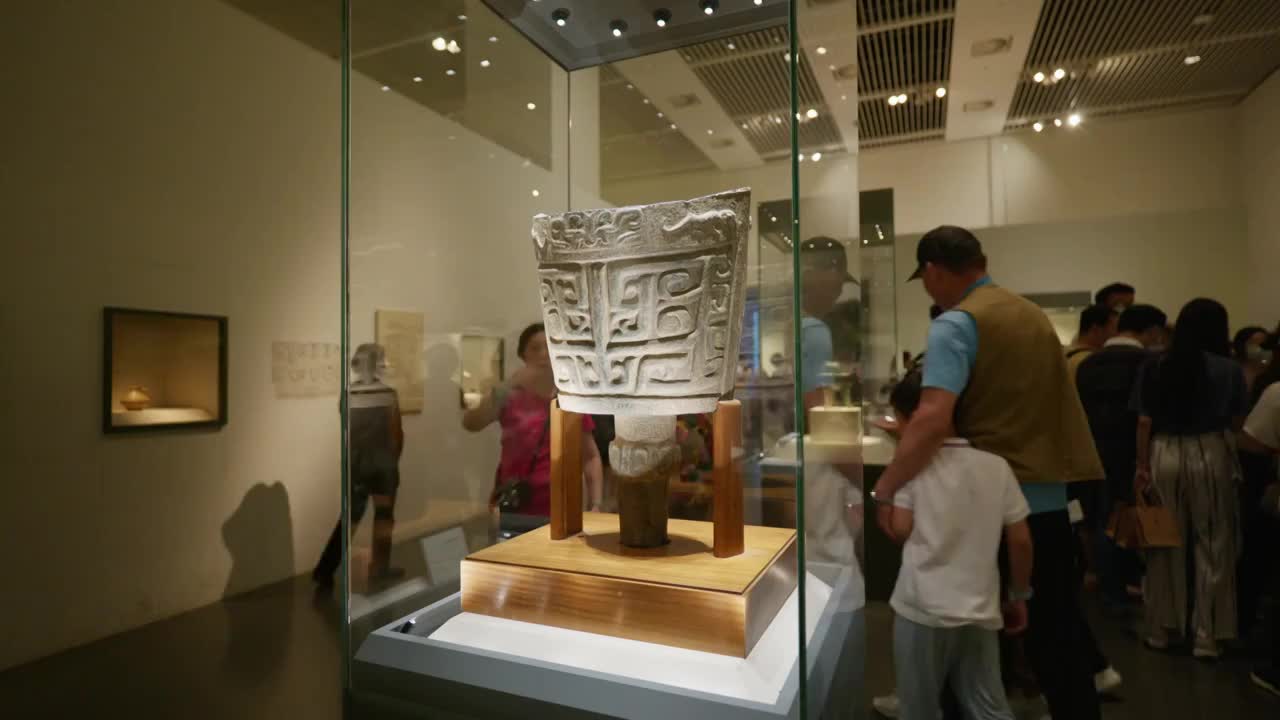 虎纹青铜饶(nao); 商后期（约公元前14世纪一前11世纪）; 1959年湖南宁乡出士视频下载