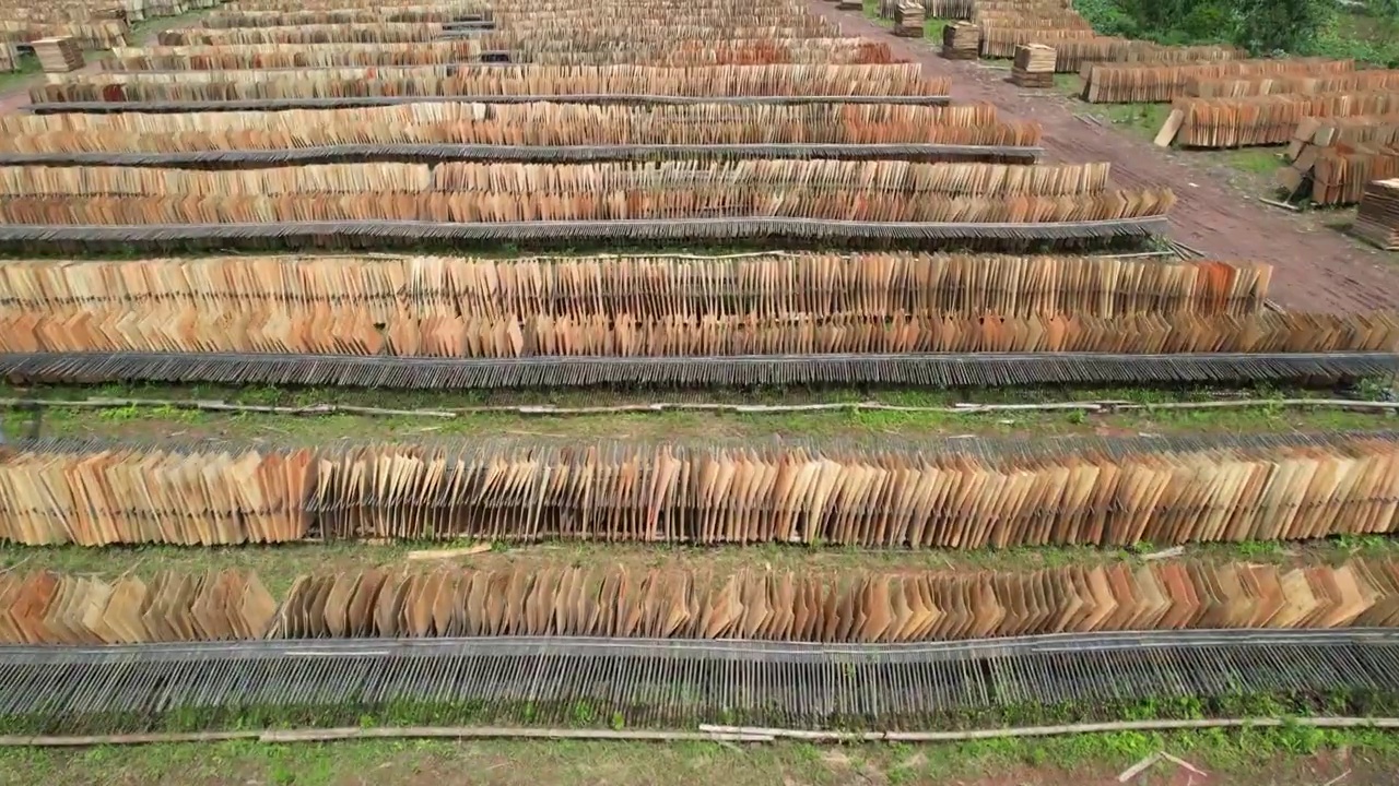 人造板合成版胶合板，木材加工厂露天晾晒木材原材料航拍视角视频素材