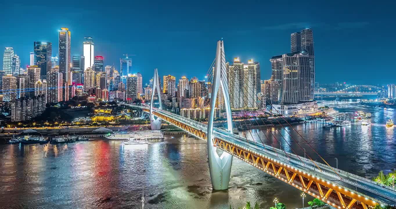 夏季中国重庆城市建筑天际线和河流与道路夜景视频下载