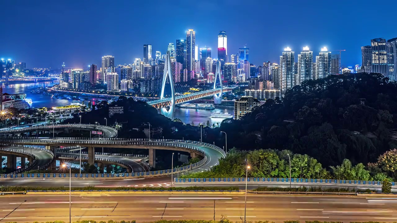 夏季中国重庆城市建筑天际线和河流与道路夜景视频下载