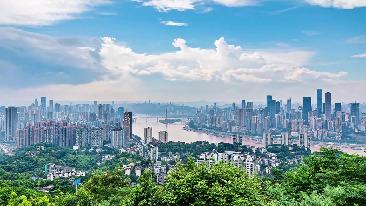 晴朗夏季中国重庆高角度城市天际线和河流与云景视频下载