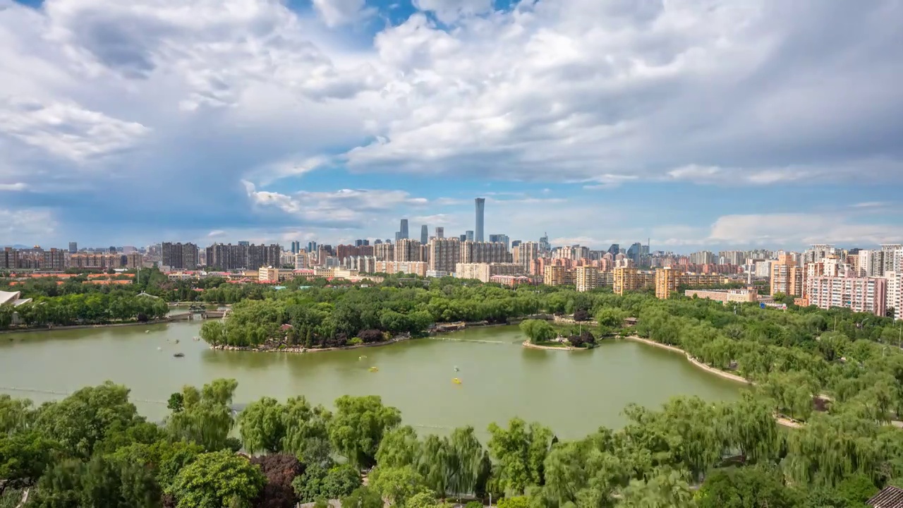 夏天俯瞰北京龙潭湖公园和远处国贸中国尊城市天际线风光(8K)视频素材