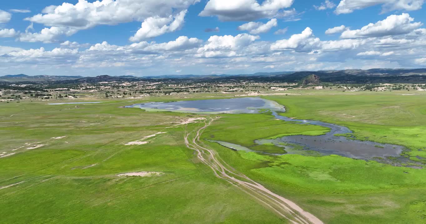 航拍空中鸟瞰夏天的内蒙古坝上乌兰布统将军泡子景区视频下载