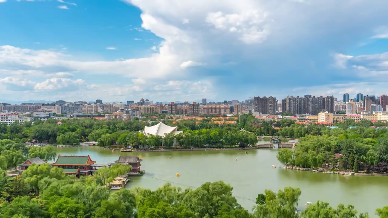俯瞰龙潭湖公园和北京国贸CBD中国尊城市风光延时视频素材