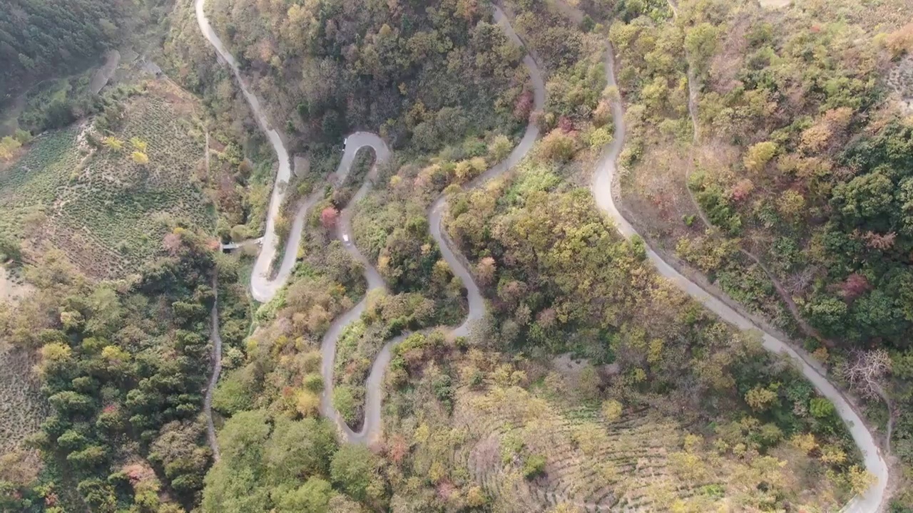 蜿蜒崎岖的山路视频下载
