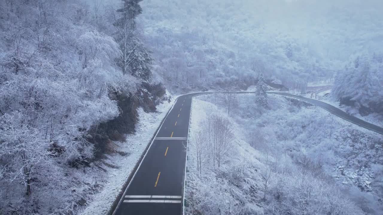 4K冬天雪山道路航拍视频视频下载