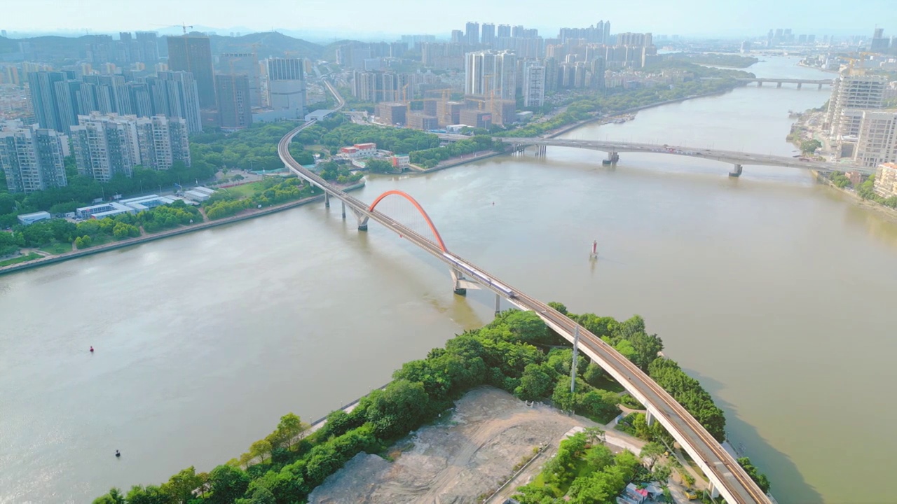 城际高铁穿过跨江大桥为生活档提速改善沿线生活品质旅游客运专列通勤高铁经济圈开启美好生活加速度双城生活视频素材