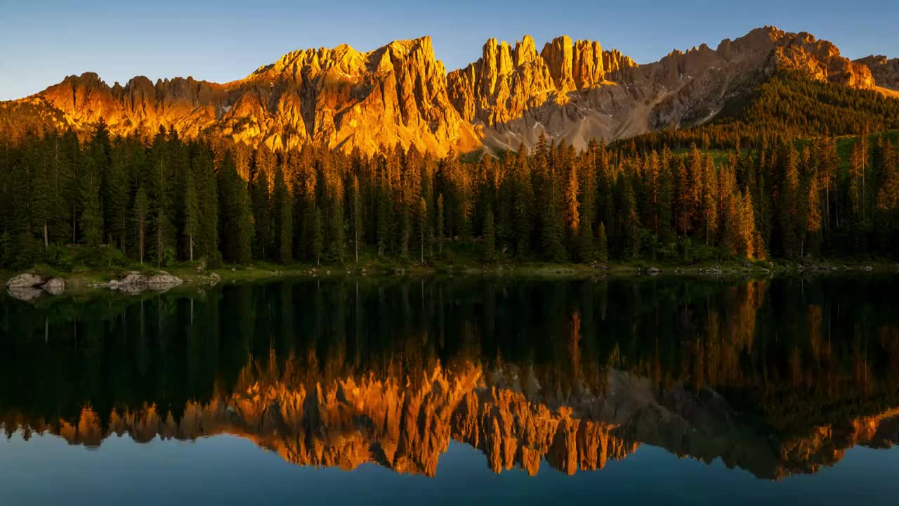 意大利多洛米蒂湖泊落日日照金山视频素材