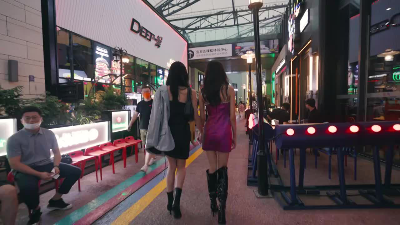 时尚美女走在街头视频素材