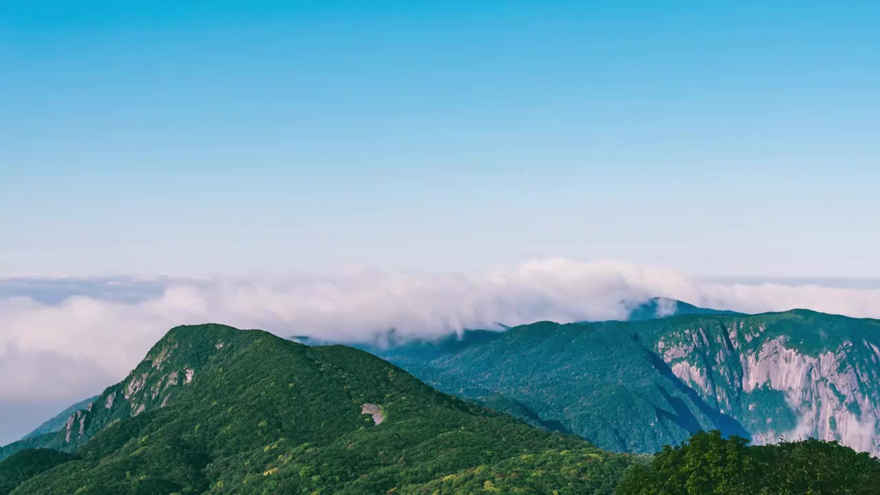 蓝天下的桂林猫儿山云海延时摄影视频素材