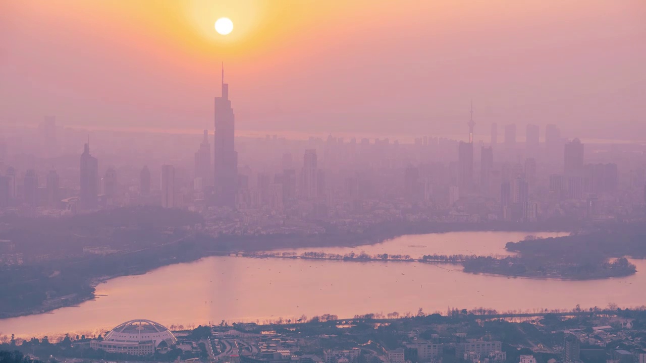 南京玄武湖游船与城市日落延时视频素材