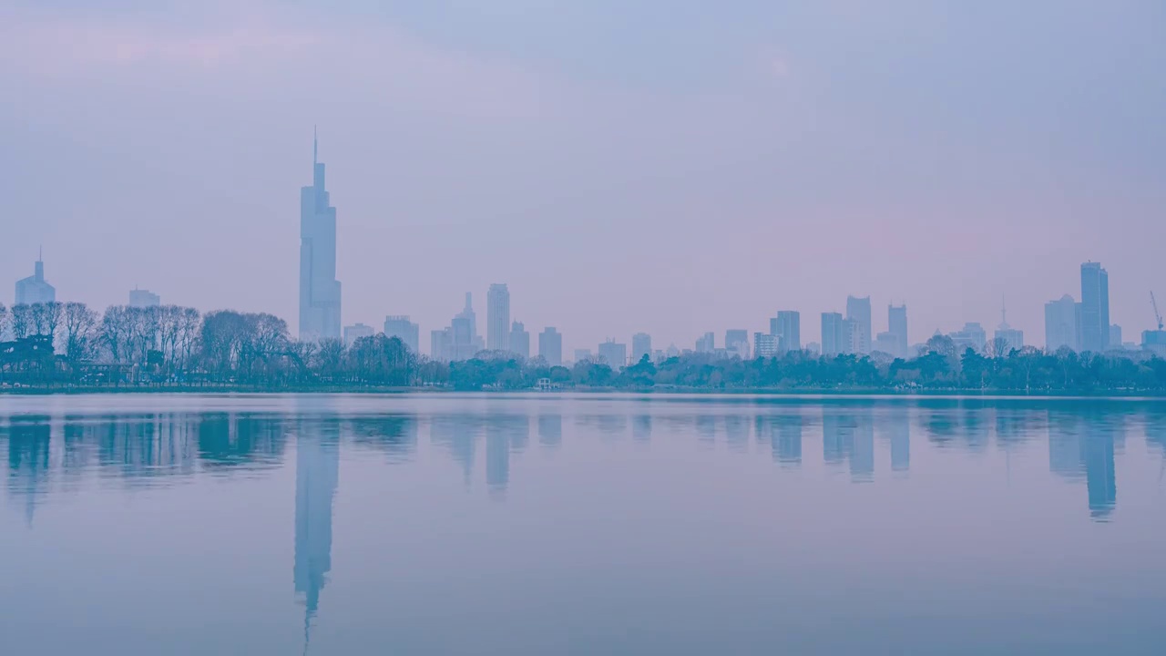 南京玄武湖与城市建筑落日延时摄影视频素材