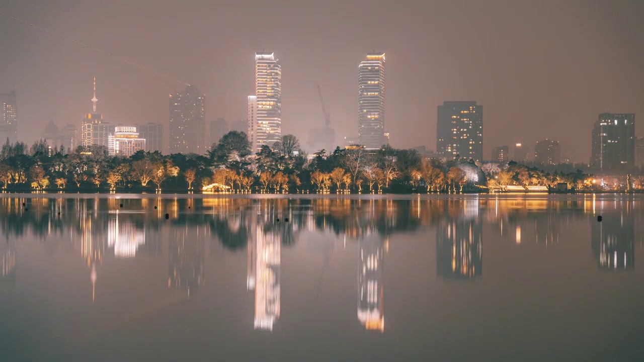 南京玄武湖与金茂广场写字楼夜景延时摄影视频素材