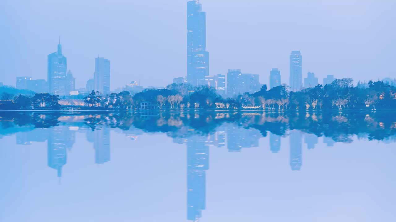 南京玄武湖与紫峰大厦日转夜延时摄影视频下载
