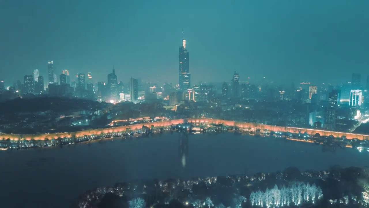 南京玄武湖与紫峰大厦夜景航拍延时视频素材