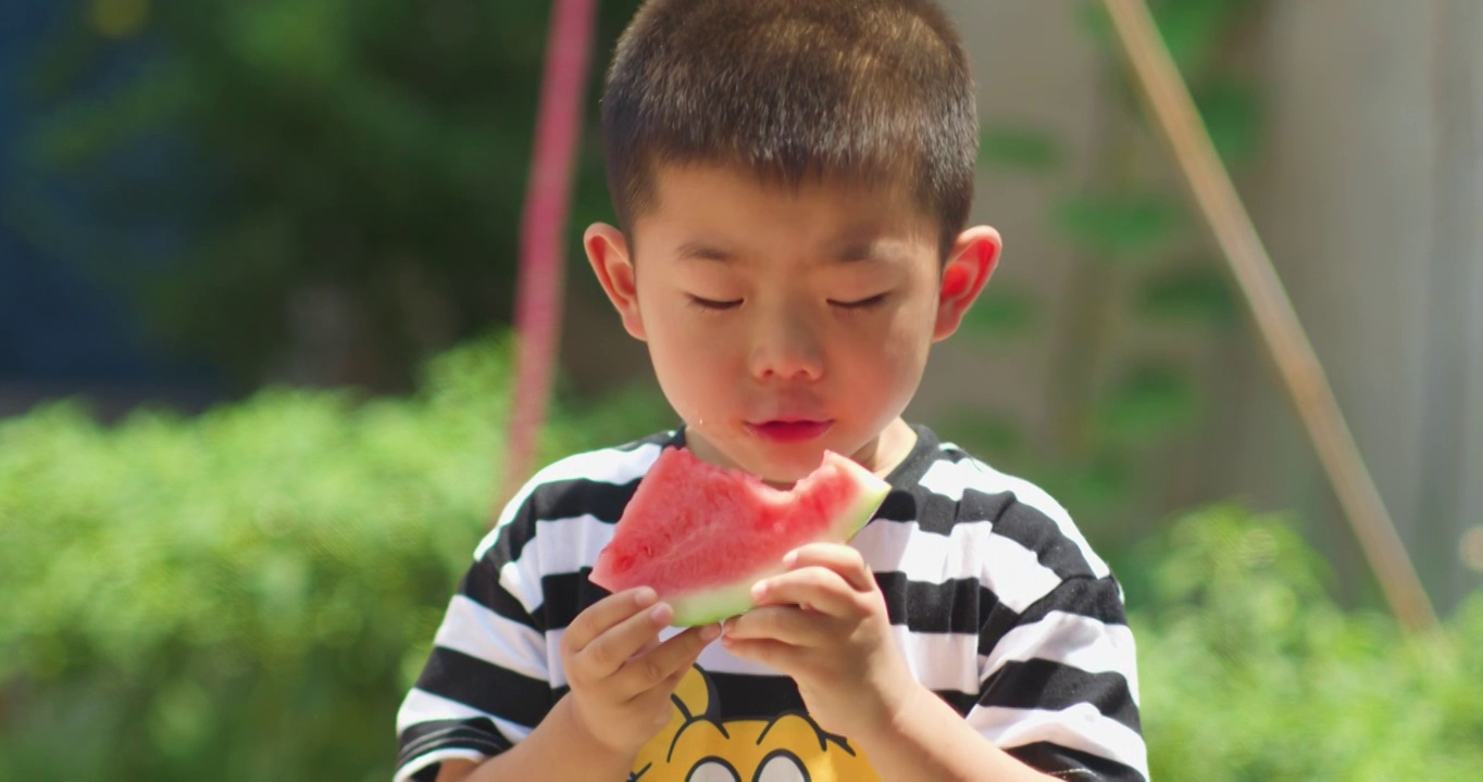 夏天儿童农院吃西瓜视频购买