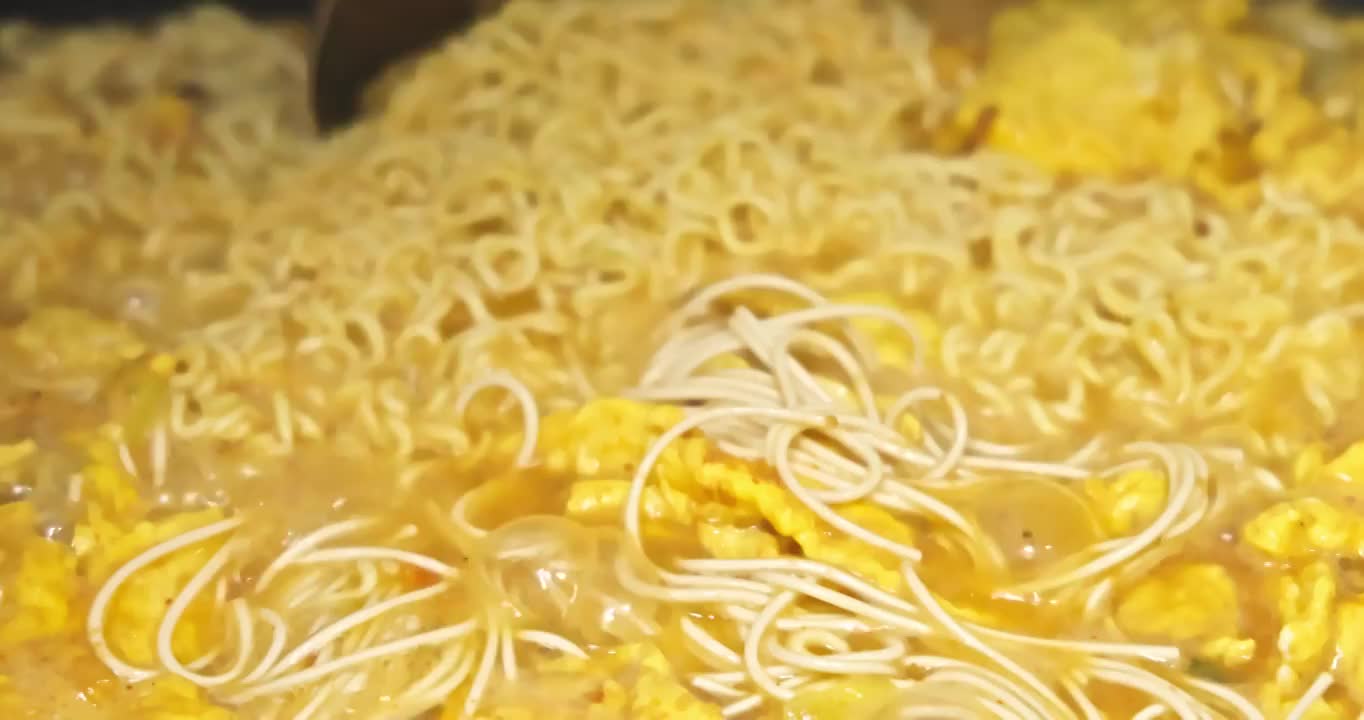 热气腾腾的锅中美食特写视频素材