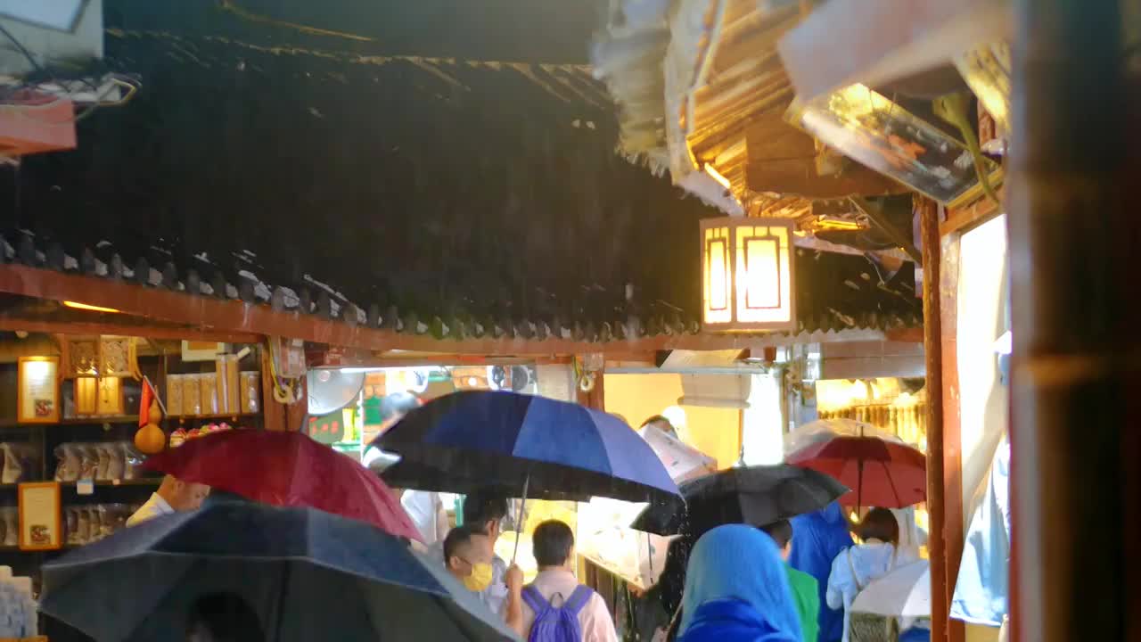 雨季中的古镇旅游区步行街逢年过节公众假期节假日暑假四方云集人流密集游人众多热闹非凡来来往往逛街购物视频素材