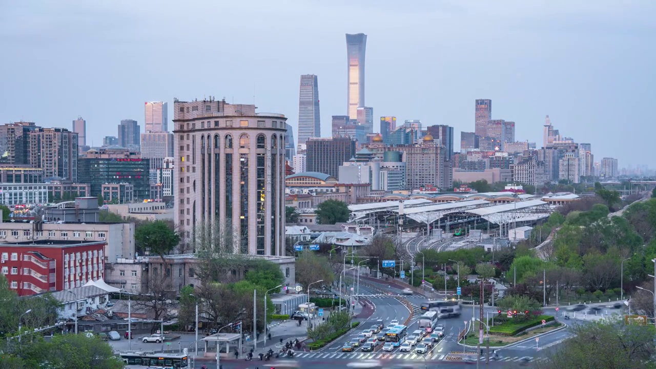 北京站崇文门国贸同框日转夜城市风光延时8K视频素材