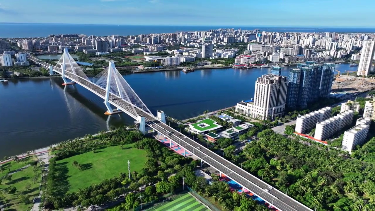 海南省海口市世纪大桥 夏日里蓝天白云下的城市风光视频素材