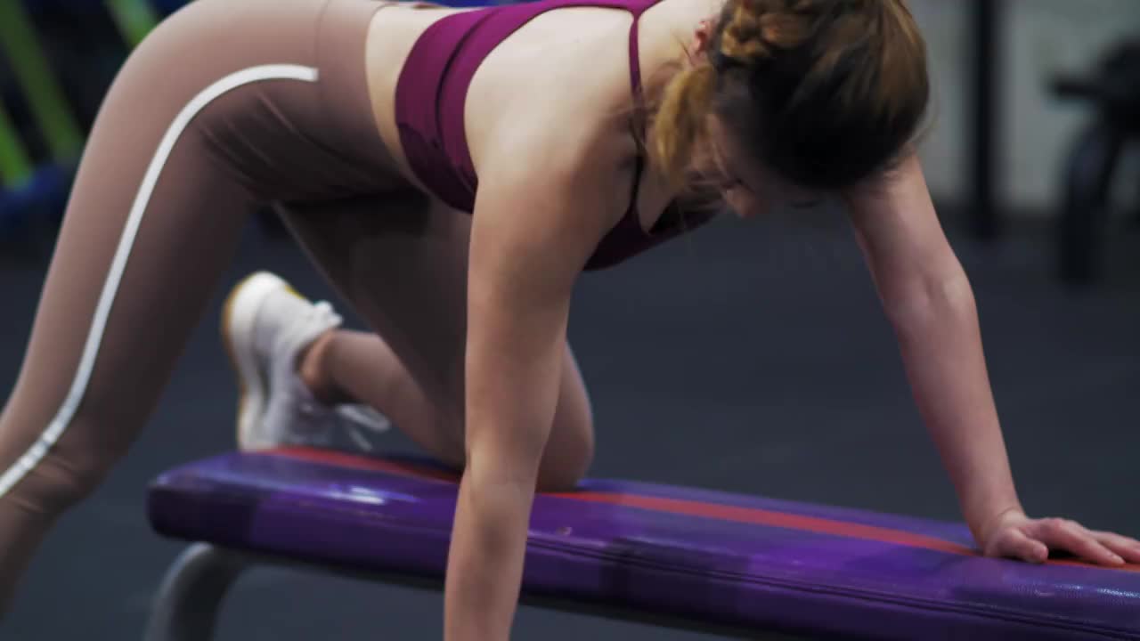 健身房里健身撸铁的美女青年视频素材