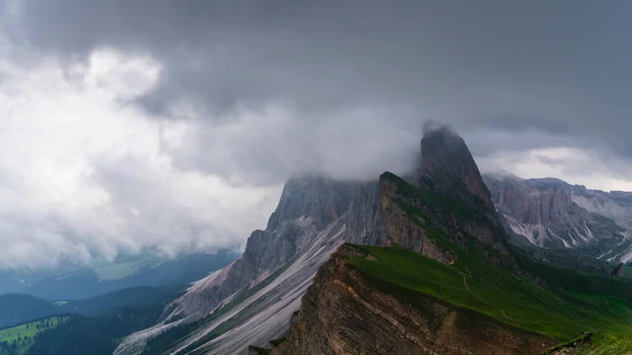 8K意大利多洛米蒂刀背峰夏季云海延时视频素材