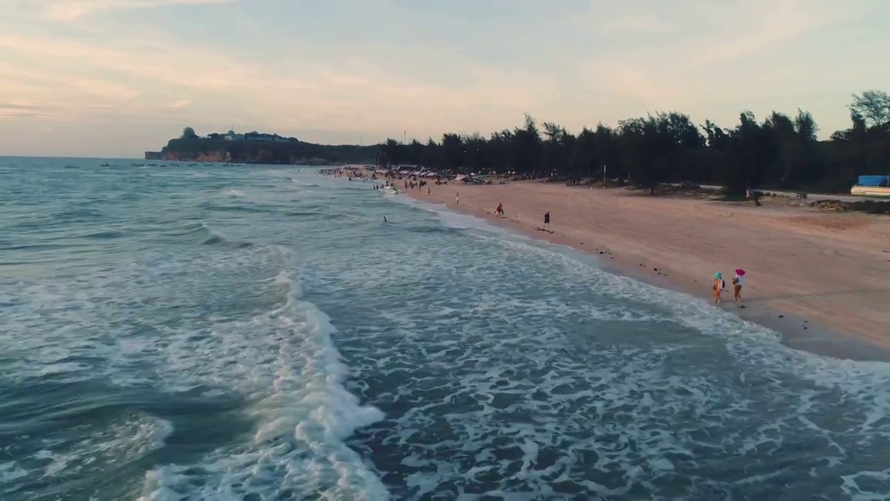 广西北海涠洲岛海边沙滩晚霞落日航拍视频素材