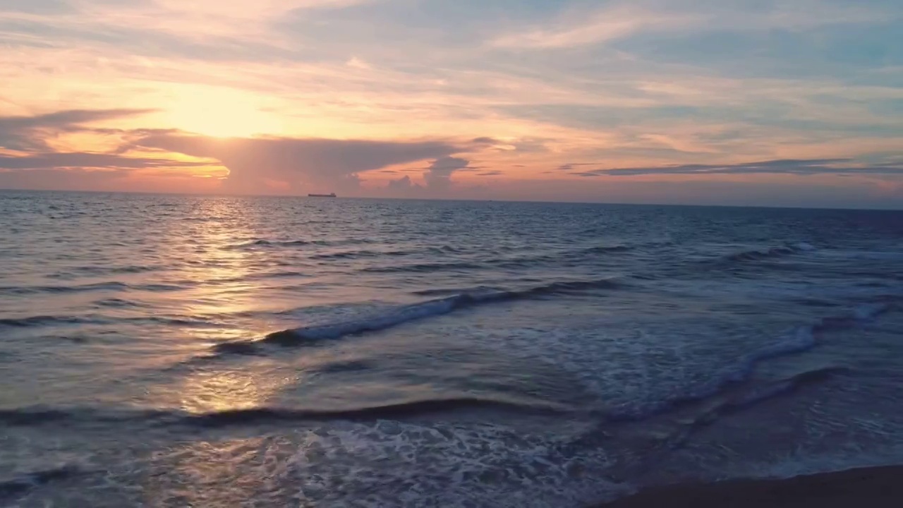 广西北海涠洲岛海边沙滩晚霞落日航拍视频素材