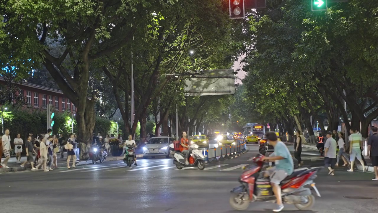 重庆市区黄昏光影人行道的人们视频下载