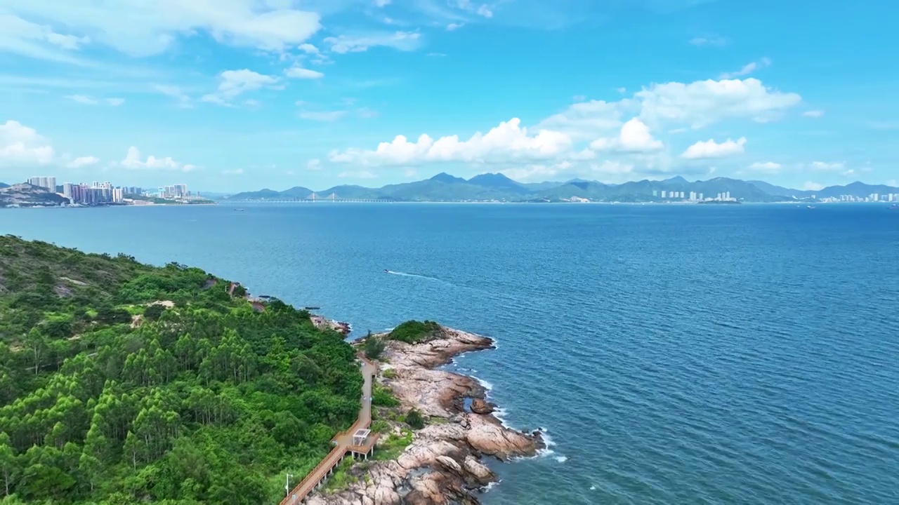 航拍广东惠州大亚湾海岸线海景绿道视频下载