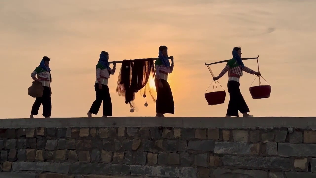 惠安女赶海回家的场景，夕阳下的赶海人，惠安县的渔民视频下载