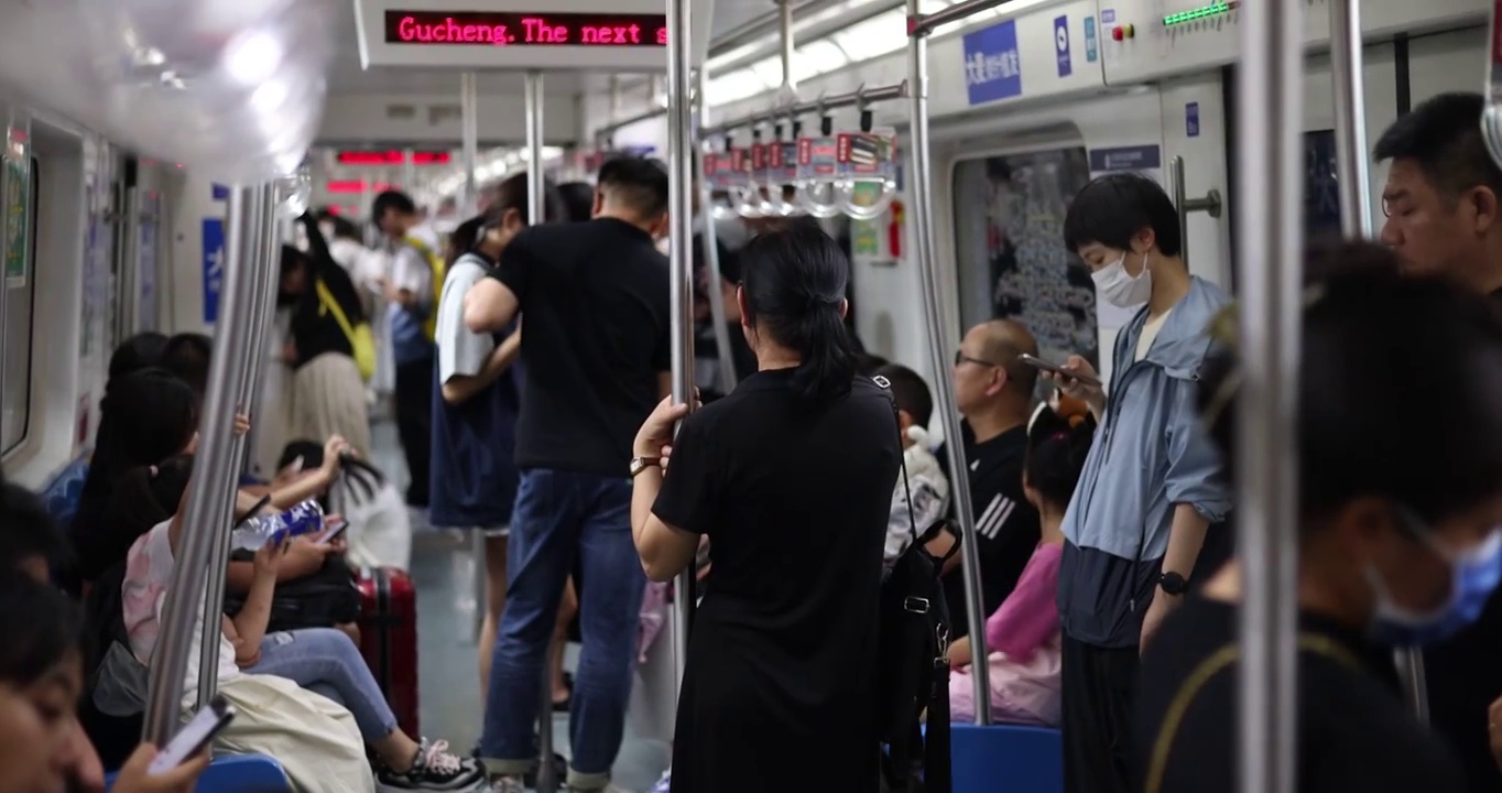 北京一号线地铁里的人群视频下载