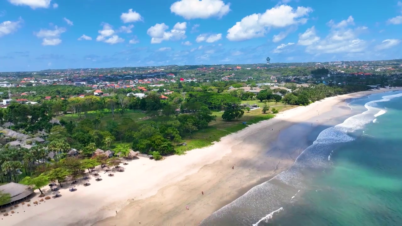 航拍巴厘岛海滩与城市风光视频下载
