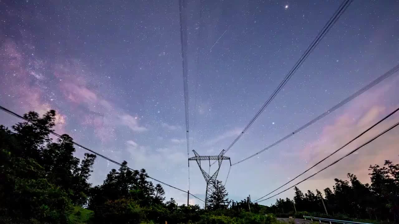 夏季山顶输电塔电网下的星轨轨迹延时摄影视频素材