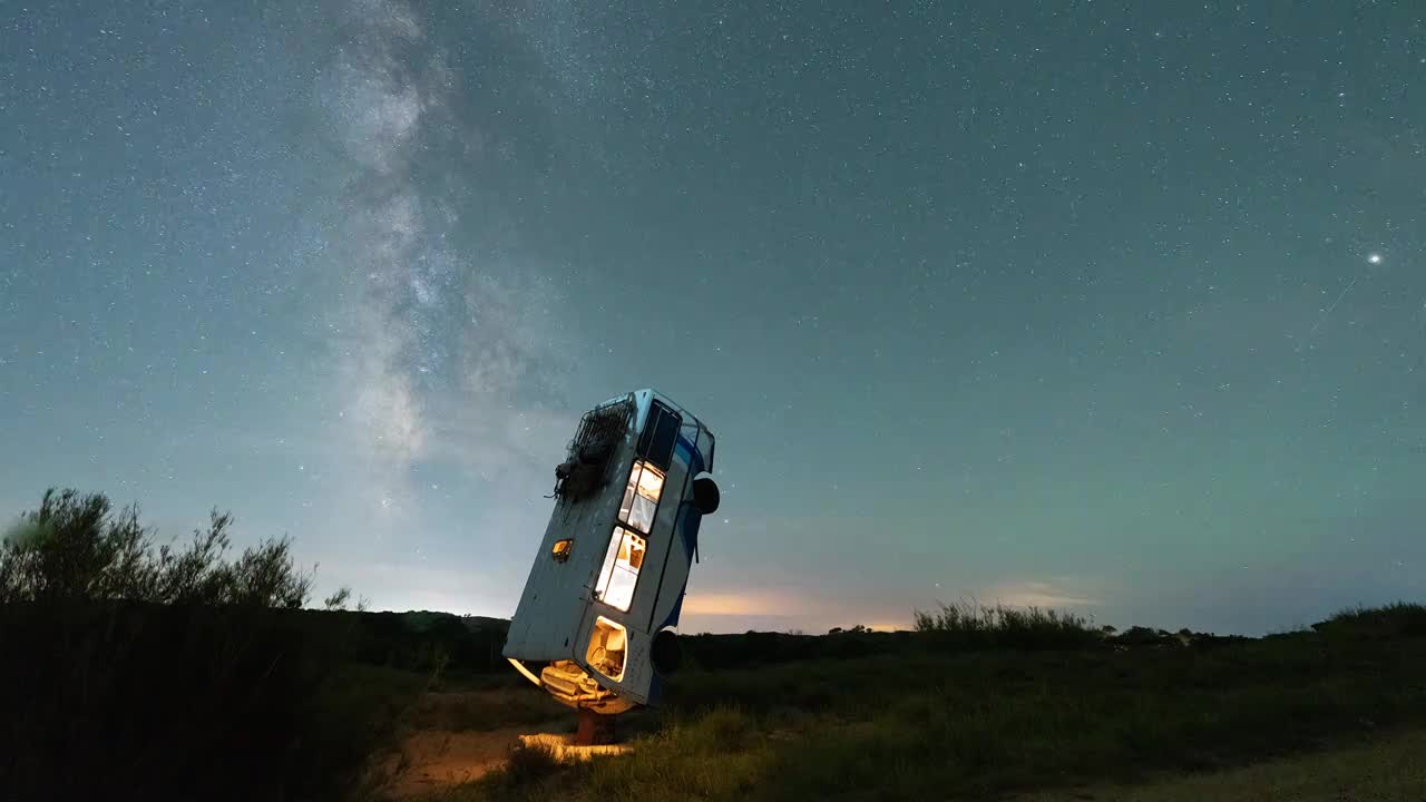 一辆废弃的汽车冲向天空星空延时 银河流转 时间流逝 汽车 造型 模型 宇宙  夜景   夏季 神秘视频下载