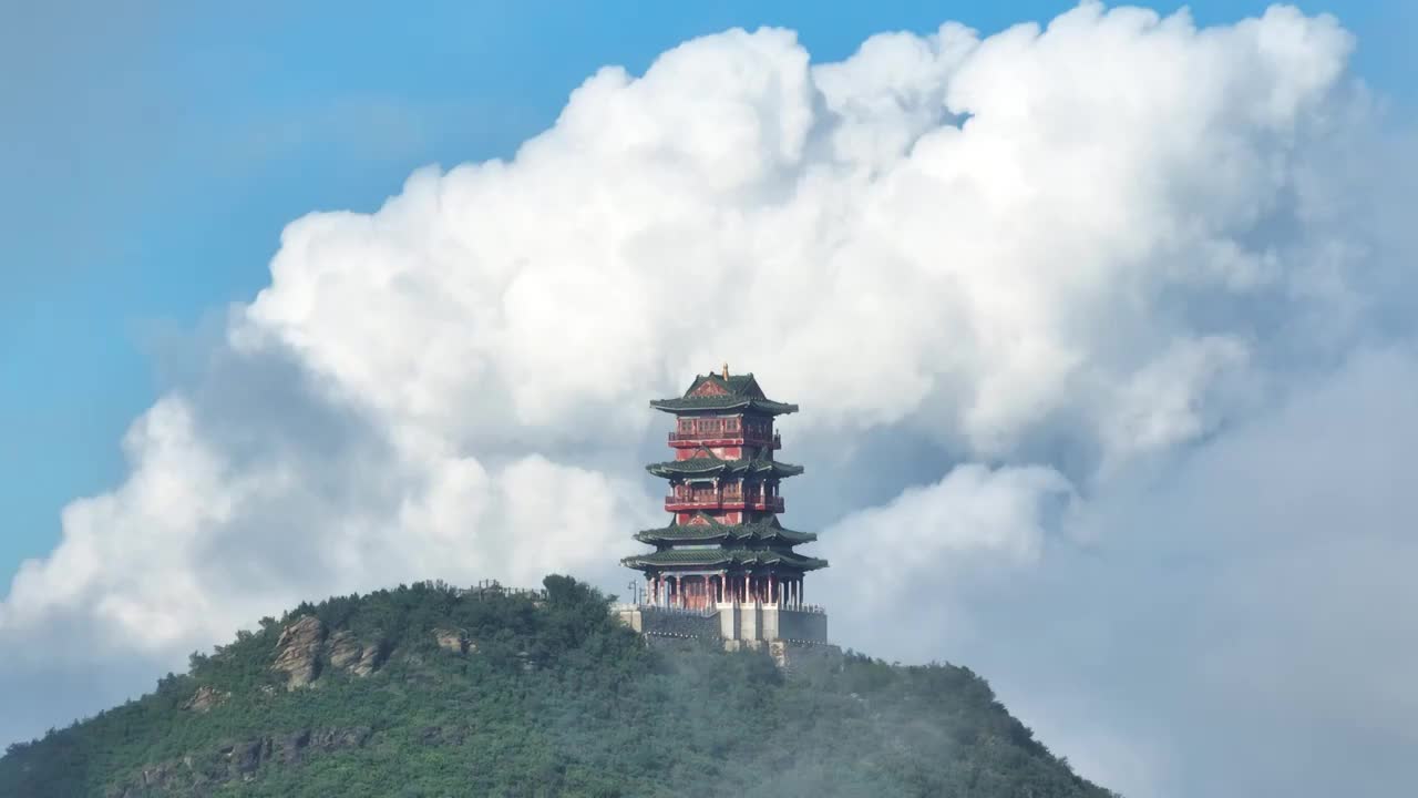 航拍空中鸟瞰云雾缭绕中的北京门头沟定都峰上的定都阁视频下载