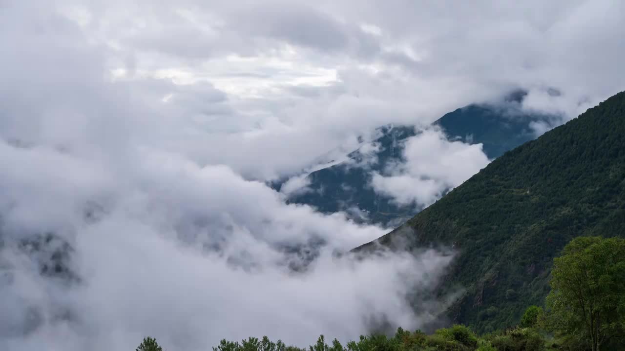 四川川西甲居藏寨内清晨的薄雾在山间飘动视频素材