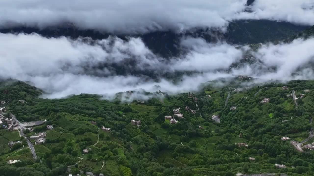 四川省川西丹巴县甲居藏寨隐在清晨的雾下视频素材