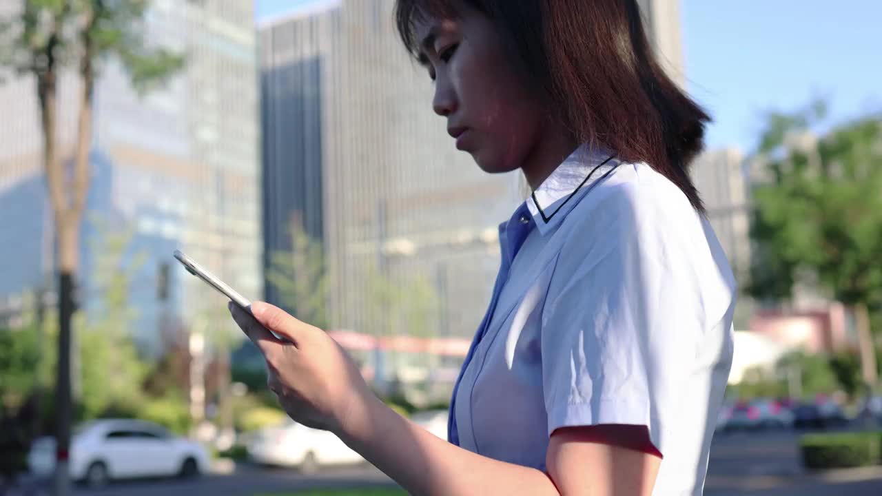年轻女白领用智能手机交易股票视频下载