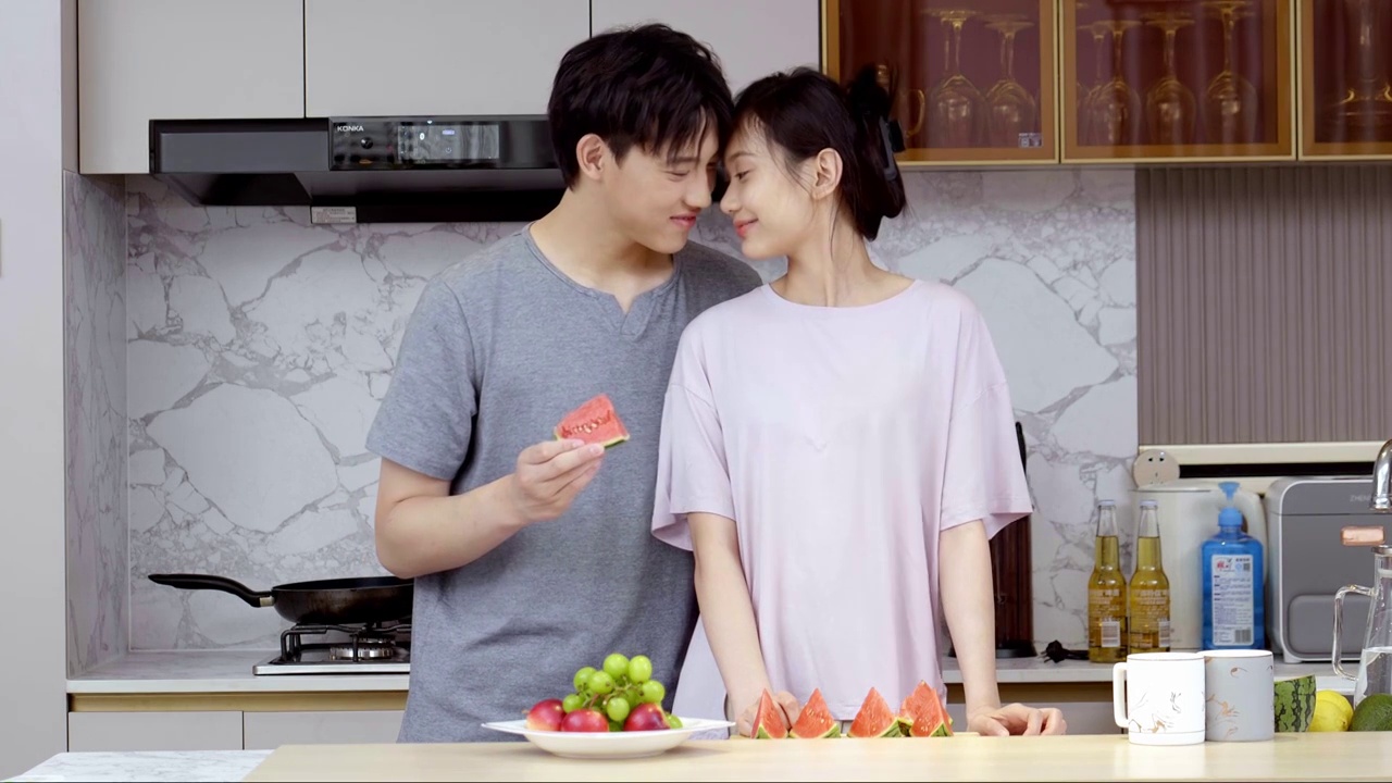 情侣在厨房洗水果视频素材